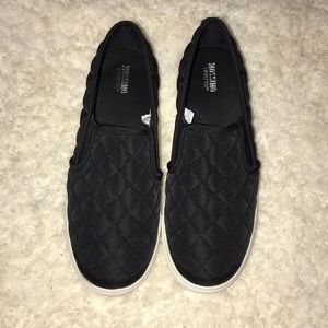 BLACK SLIP ON SNEAKERS